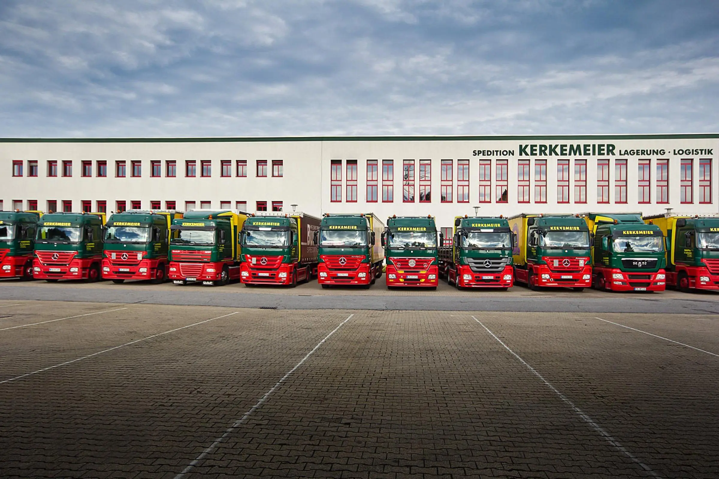 Verwaltungsgebäude der Spedition Kerkemeier mit der Lkw-Flotte davor
