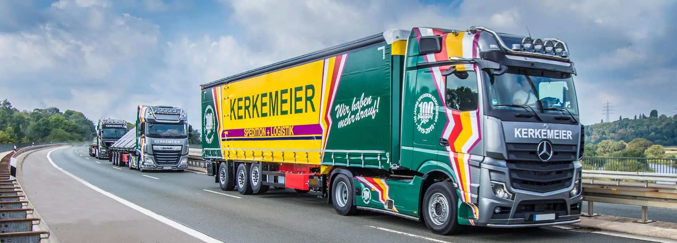 Kerkemeier-Lkw im 100-Jahre-Design auf der Autobahn