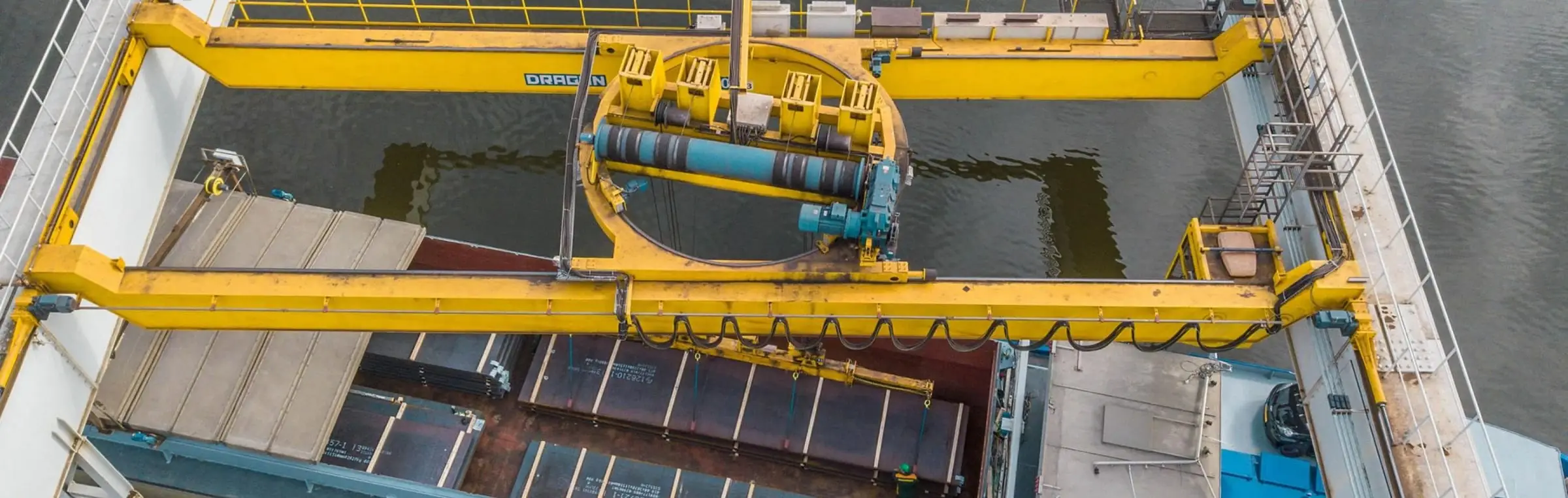Luftaufnahme des Hallenkrans der Spedition Kerkemeier am Wasser