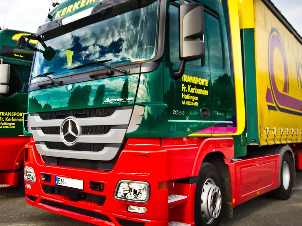 Kerkemeier-Lkw in der Reihe vor dem Betriebsgelände