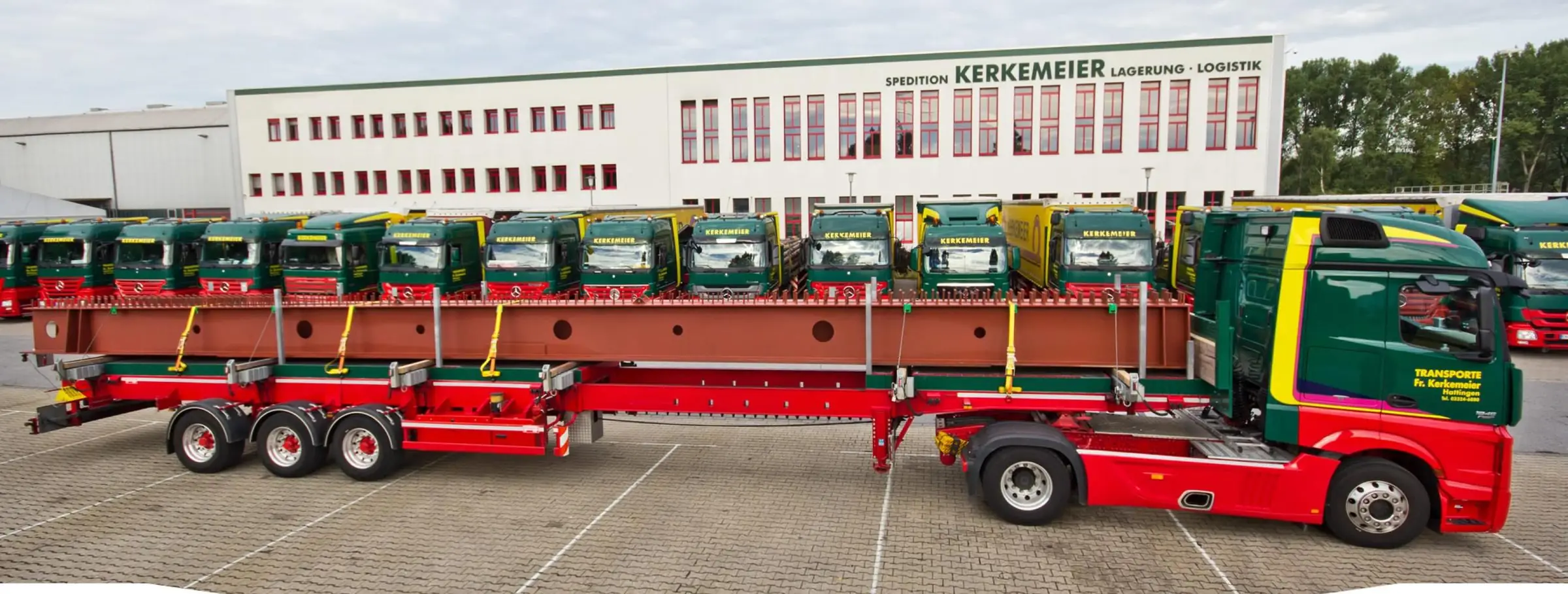 Kerkemeier-Lkw mit Stahlträgern vor dem Fuhrpark