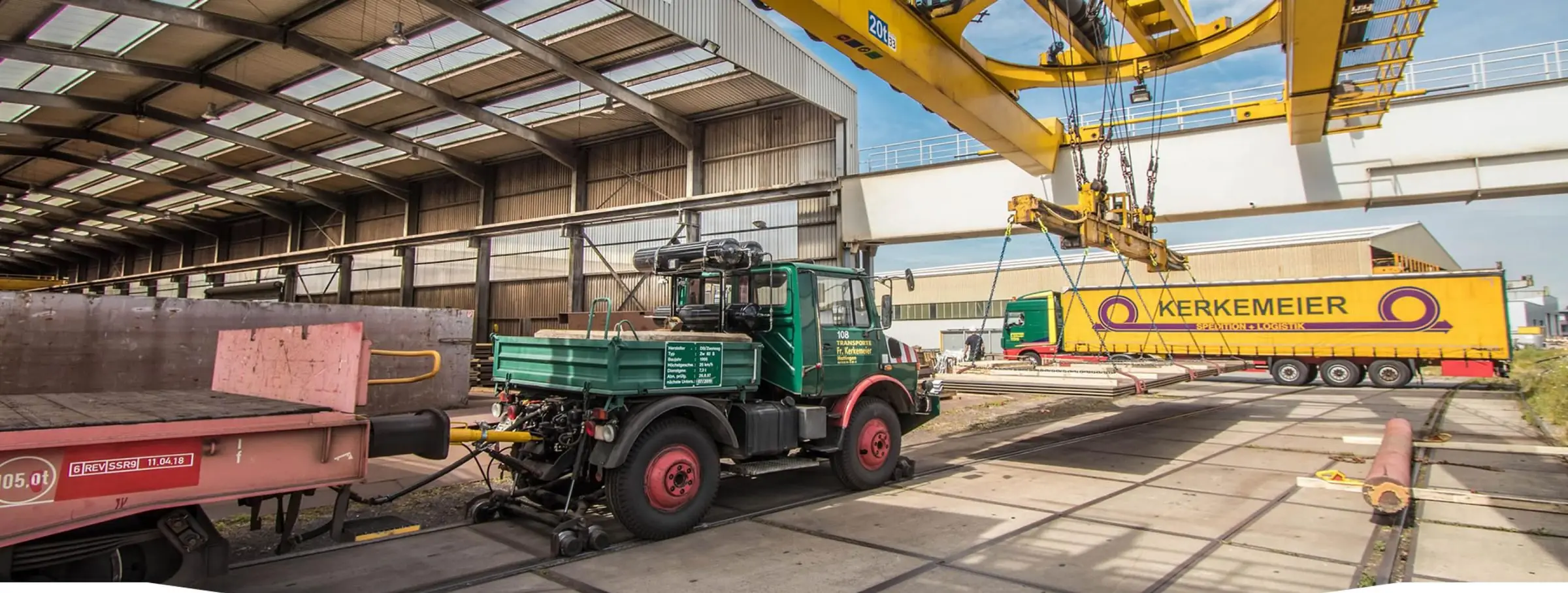 Unimog und Hallenkran auf dem Betriebsgelände