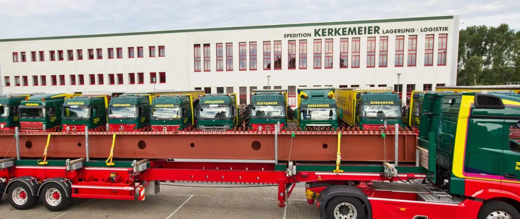 Aufgereihte Kerkemeier-Lkw vor dem Betriebsgebäude in Hattingen