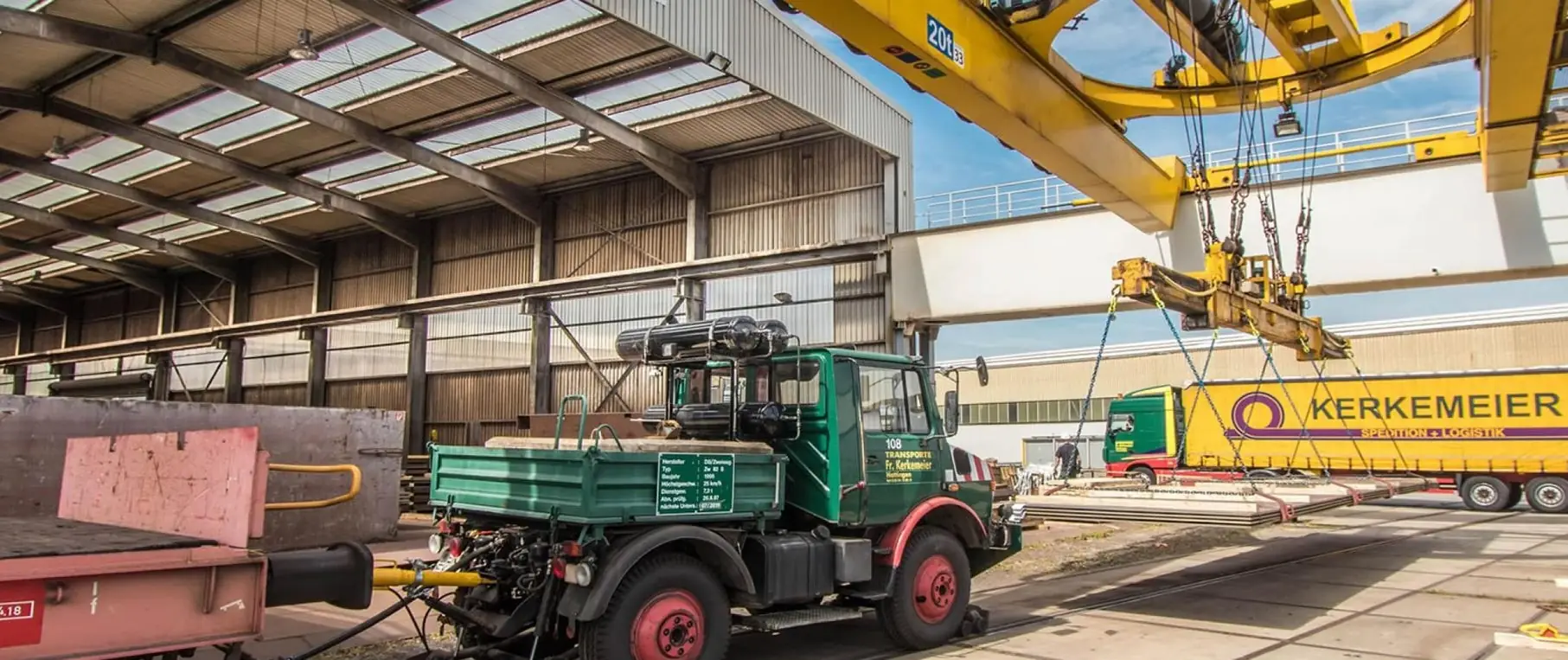 Unimog vor dem Hallenkran im Lager der Spedition Kerkemeier