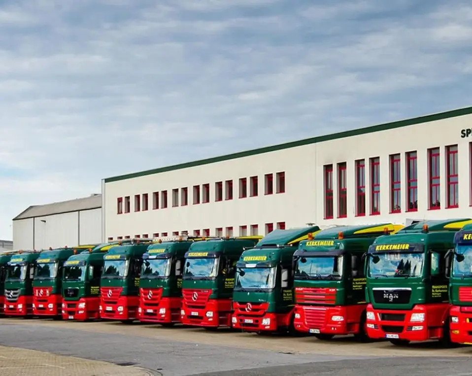 Betriebsgebäude der Spedition Kerkemeier mit aufgereihten Lkw