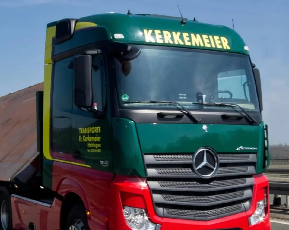 Kerkemeier-Lkw mit Stahlplatte auf der Autobahn